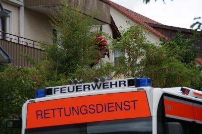 Medizinischer Notfall, Feuerwehr muss adipoese Person retten in Stuttgart Moehringen